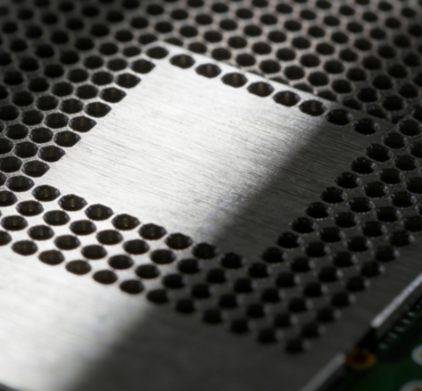 电子类微小件微孔冲压，怎么避免孔径偏移?